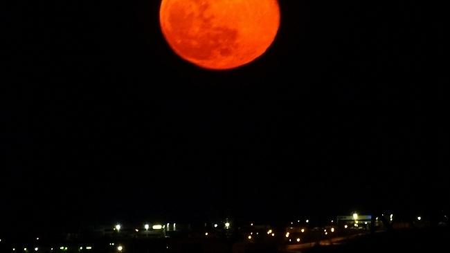 Una luna piena rossa come il fuoco