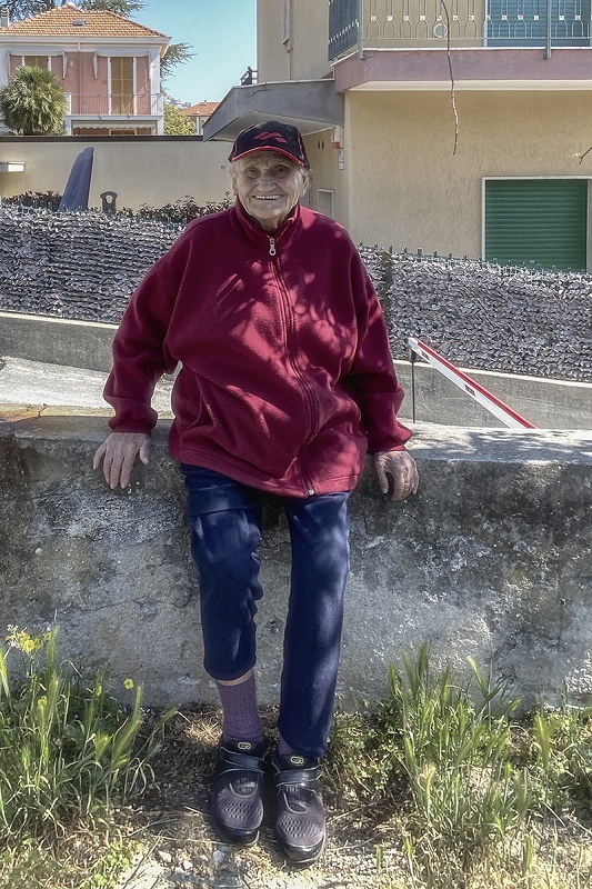 La Signora Anna, 95 anni, fa il giro della casa per non perdere la capacità di camminare